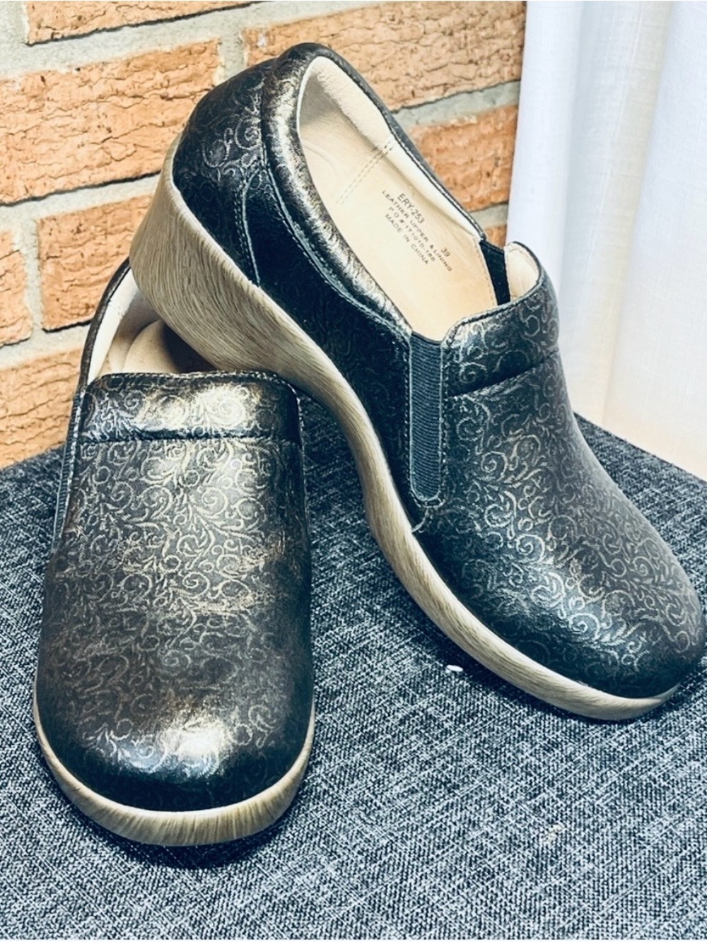 Alegria Eryn Bronze Tooled Leather Clogs Slip On Comfort Shoes EU 39 US 8 8.5 - Picture 1 of 7